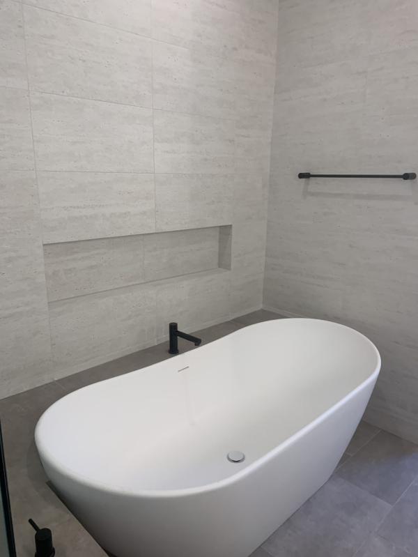 Freestanding soaker tub